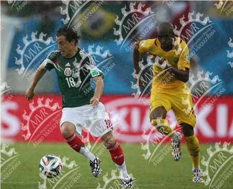 Brasil, 13 de junio de 2014 - Estadio das Dunas en Natal, Brasil. Andrés Guardado disputando el balón con el jugador camerunés Benjamin Moukandjo